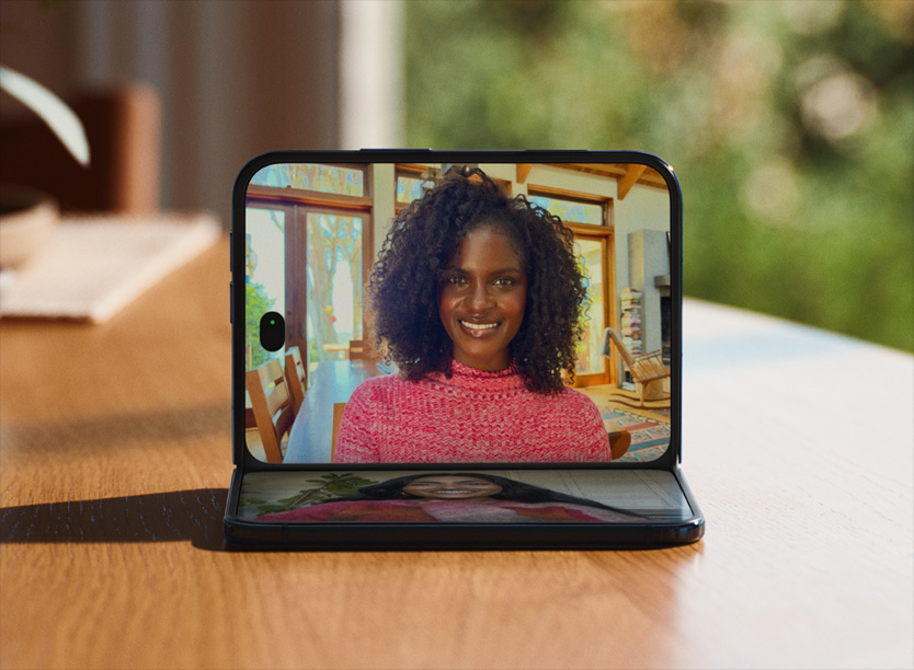 iPhone Duo gọi FaceTime rảnh tay khi gập một nửa